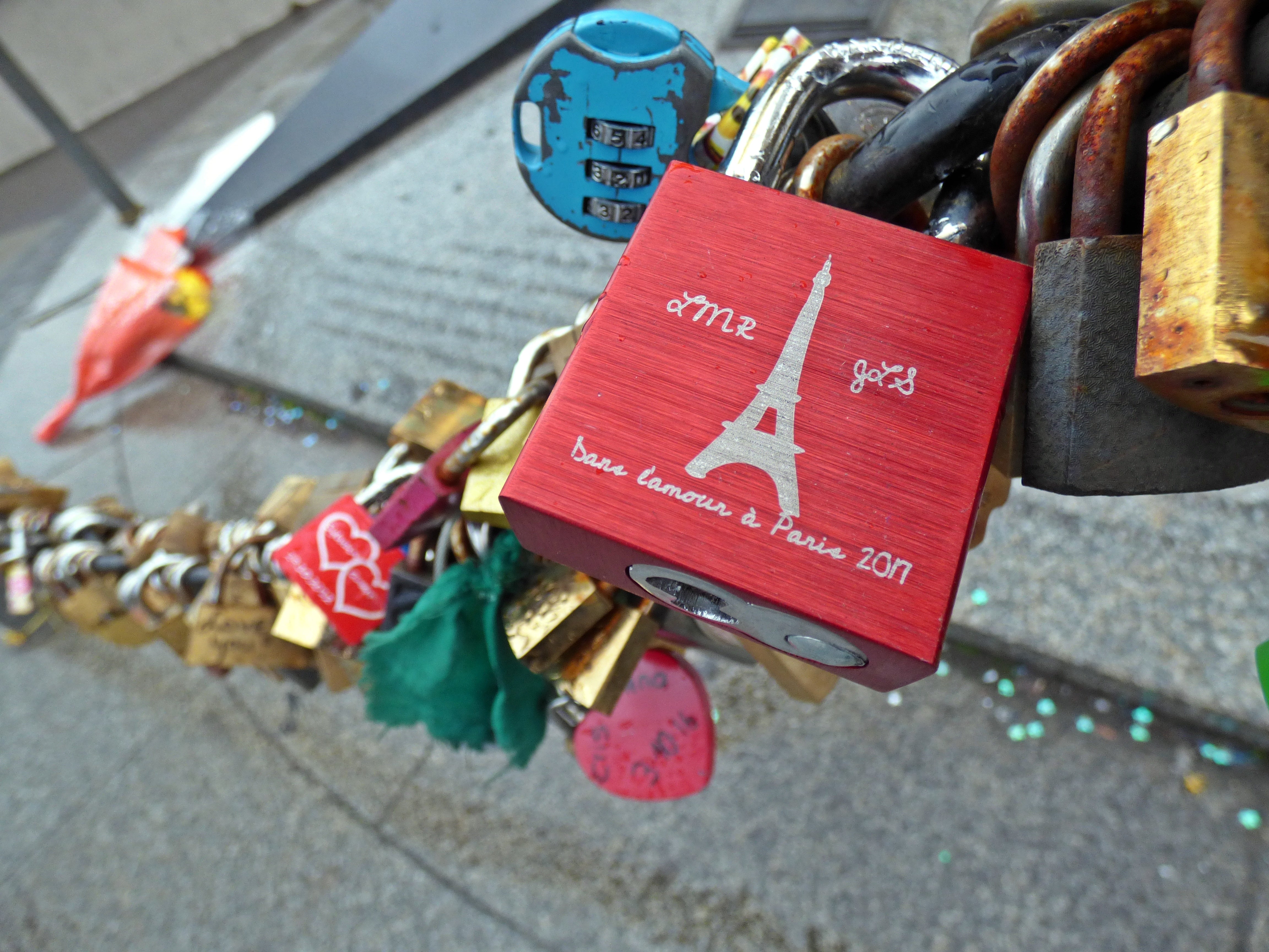 The Paris Love Lock Tradition: A Complete Guide | MakeLoveLocks